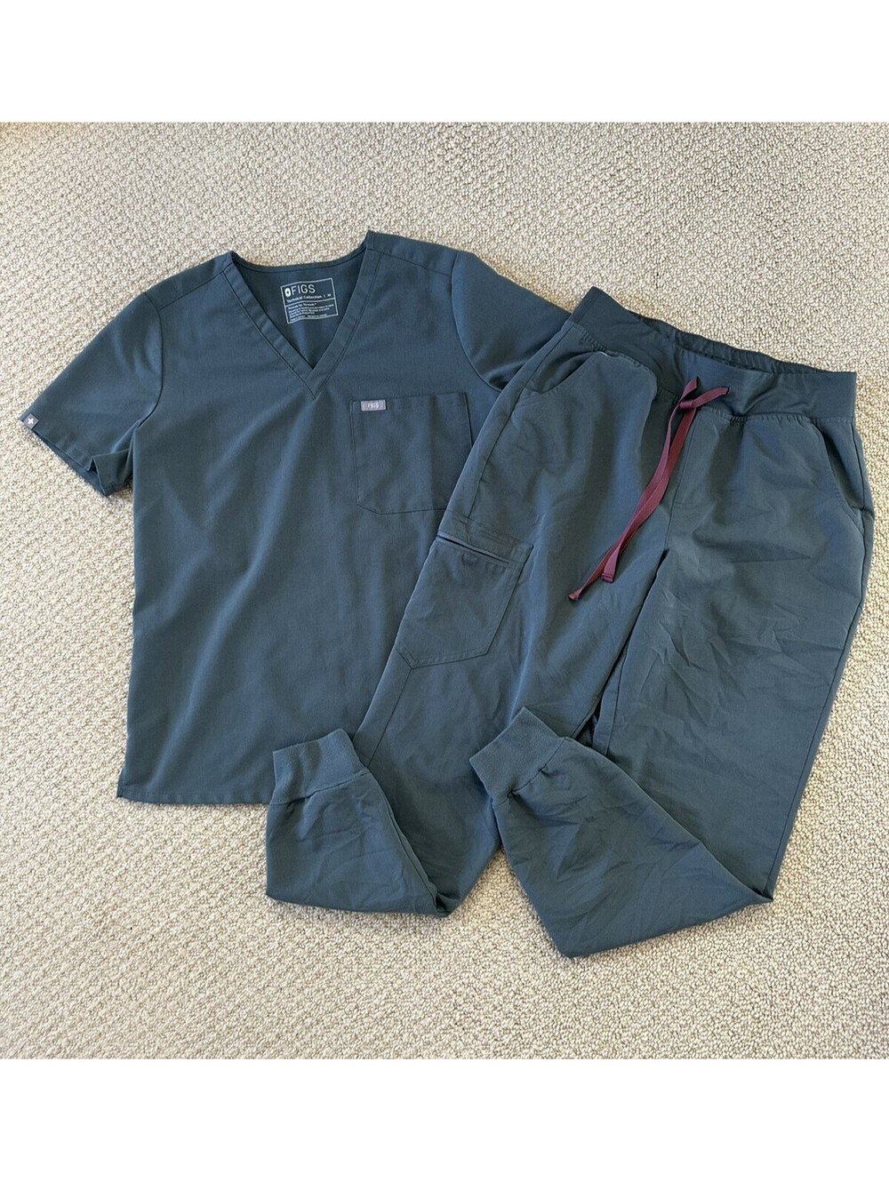 FIGS Technical Collection Women’s Gray Solid Scrub Set Top & Jogger Pants Size M